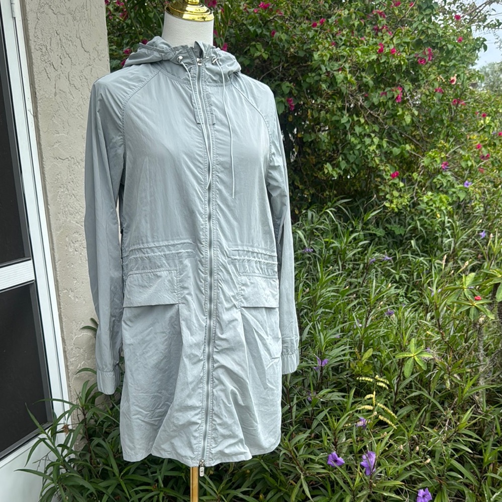 Lululemon Athletica Gray Wind Resistant Design